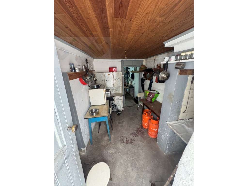 Moradia frente Monsanto, Excelente oportunidade, T2, por recuperar!-15