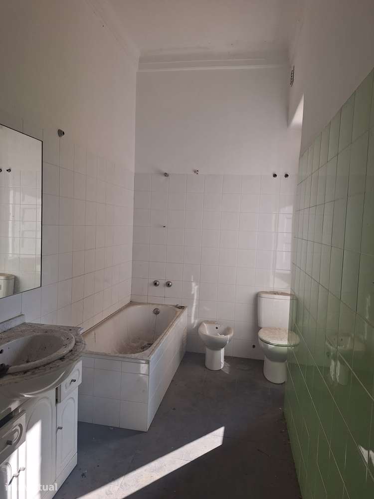 Prédio devoluto SEM Inquilinos junto ao Mercado de Arroios-14