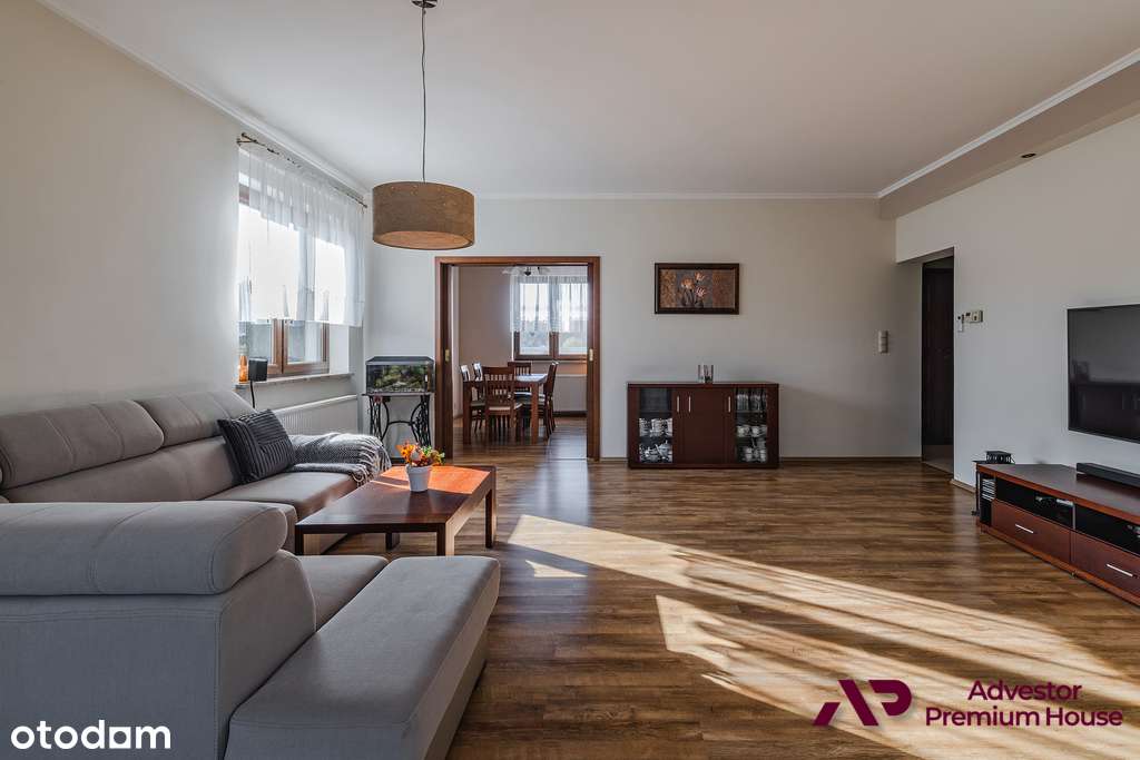 Parterowy dom z widokiem na las i zielonym ogrodem-8