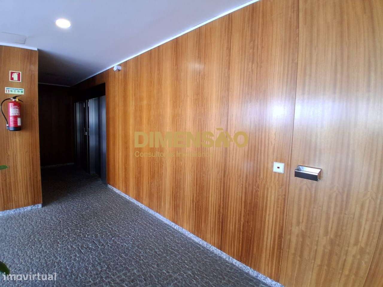 T1 com duas frentes e garagem Ref DCI153B-19