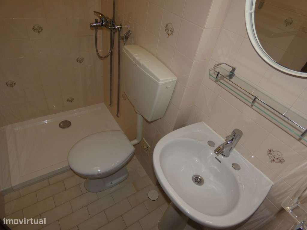 Apartamento T3 com boas áreas na Mina de Agua-Amadora-10