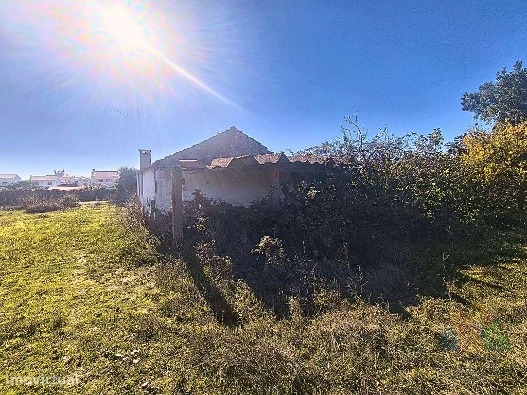 Moradia com potencial de renovação no Entroncamento-8