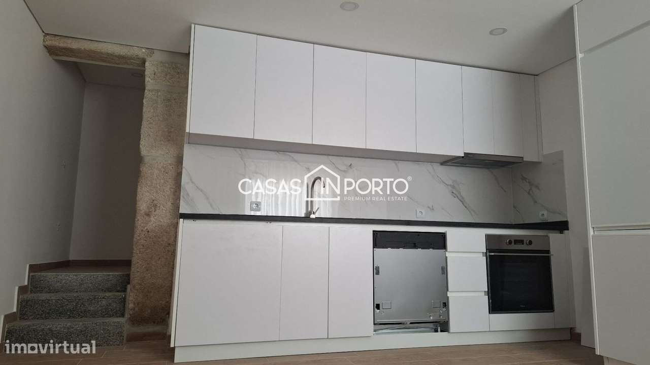 Moradia Triplex T2 com Terraço - Localização Premium junto à Lapa,-9