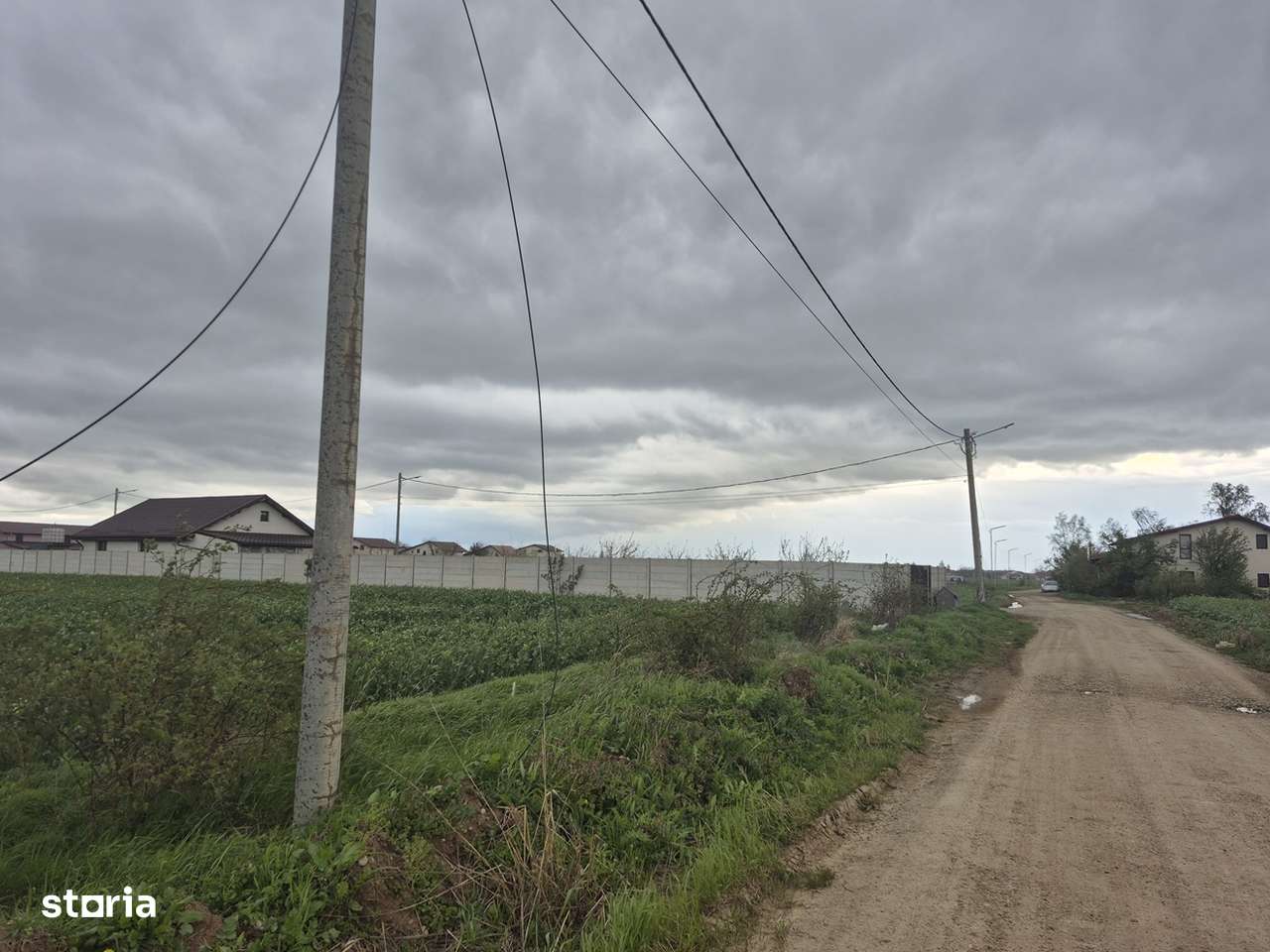 Teren langa case cu utilitati, lac la 300 metri,700 mp, 41500 euro-9