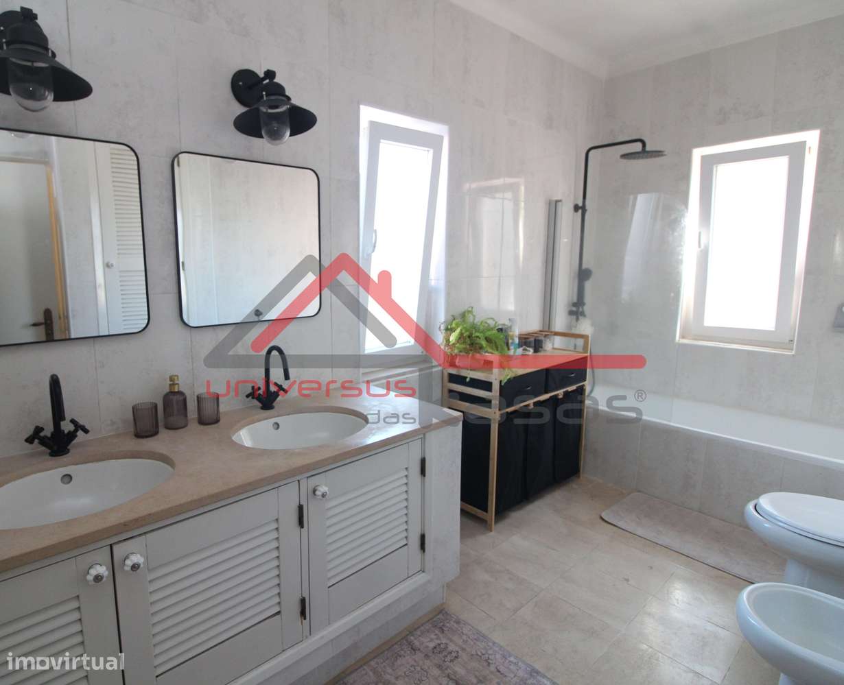 Moradia em Banda V4 com Jardim e Estacionamento na Quinta do Anjo-28