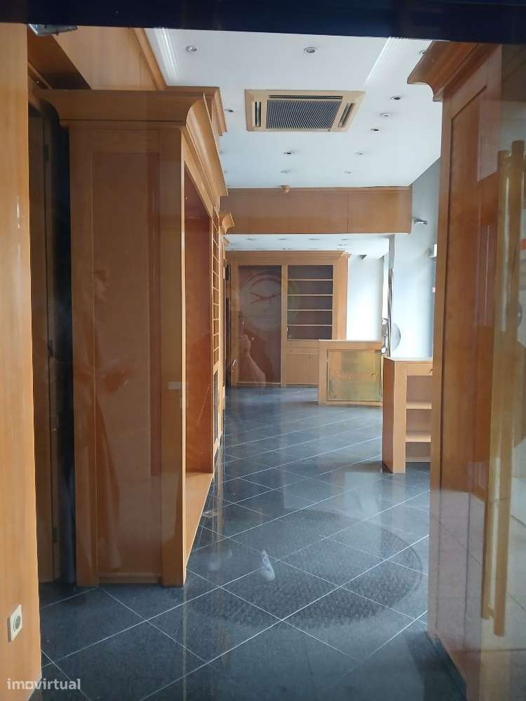 Loja junto ao metro da Praça da Galiza-Porto - Grande imagem: 4/9