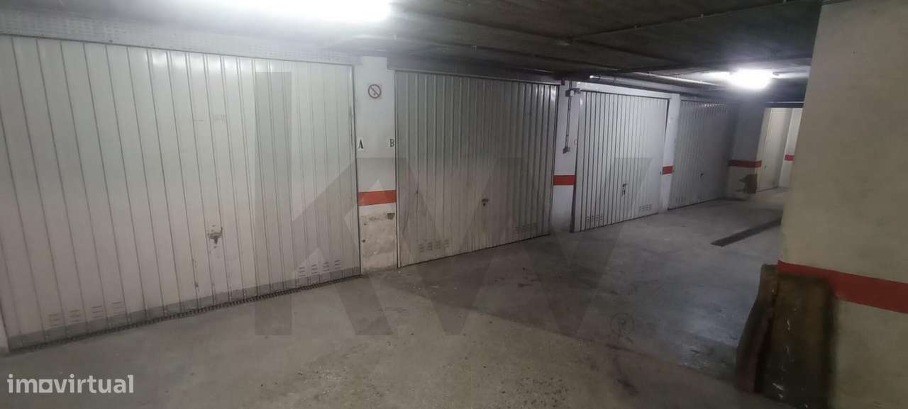 Oportunidade Única: Garagem Box com 16 m2 na Encosta do Sol-10