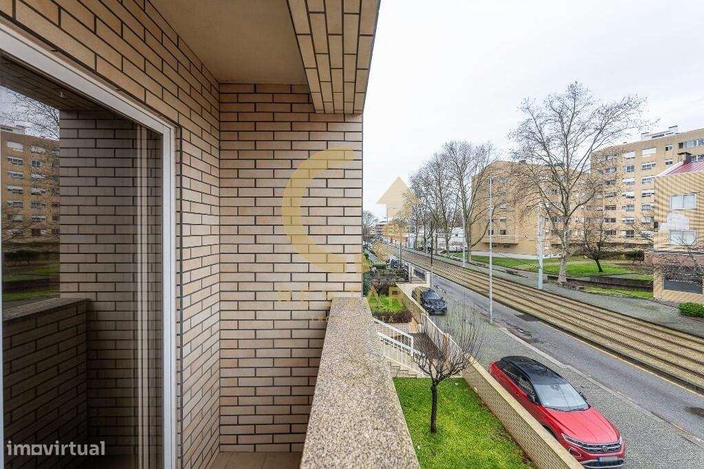 Apartamento T3 com excelente exposição solar, box fechada e junto ao m-43