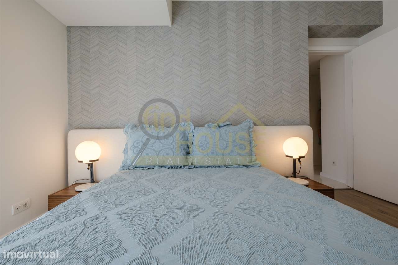 Vende-se T2 remodelado com garagem e arrecadação com vista para o jard-30