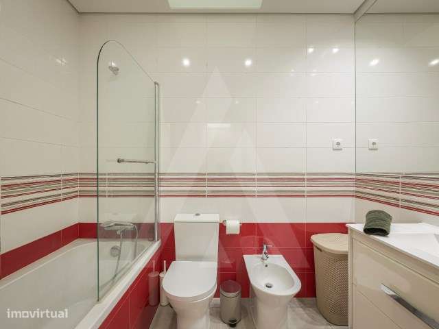 Moradia T4 de arquitetura moderna localizada em Aradas-15