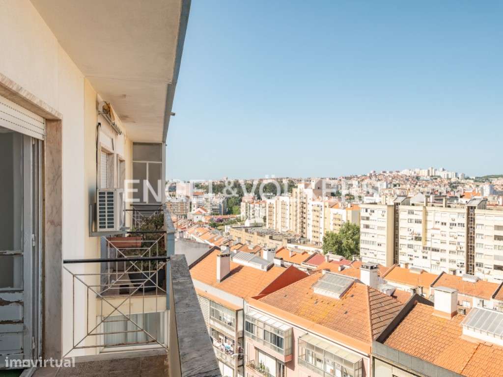 T2 em Benfica para Remodelação com Vista Panorâmica sobre Lisboa-20