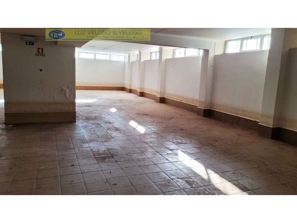 Loja de 38,27 m2 com cave de 300,00 m2. Alto do Seixalinho, Barreiro.-21