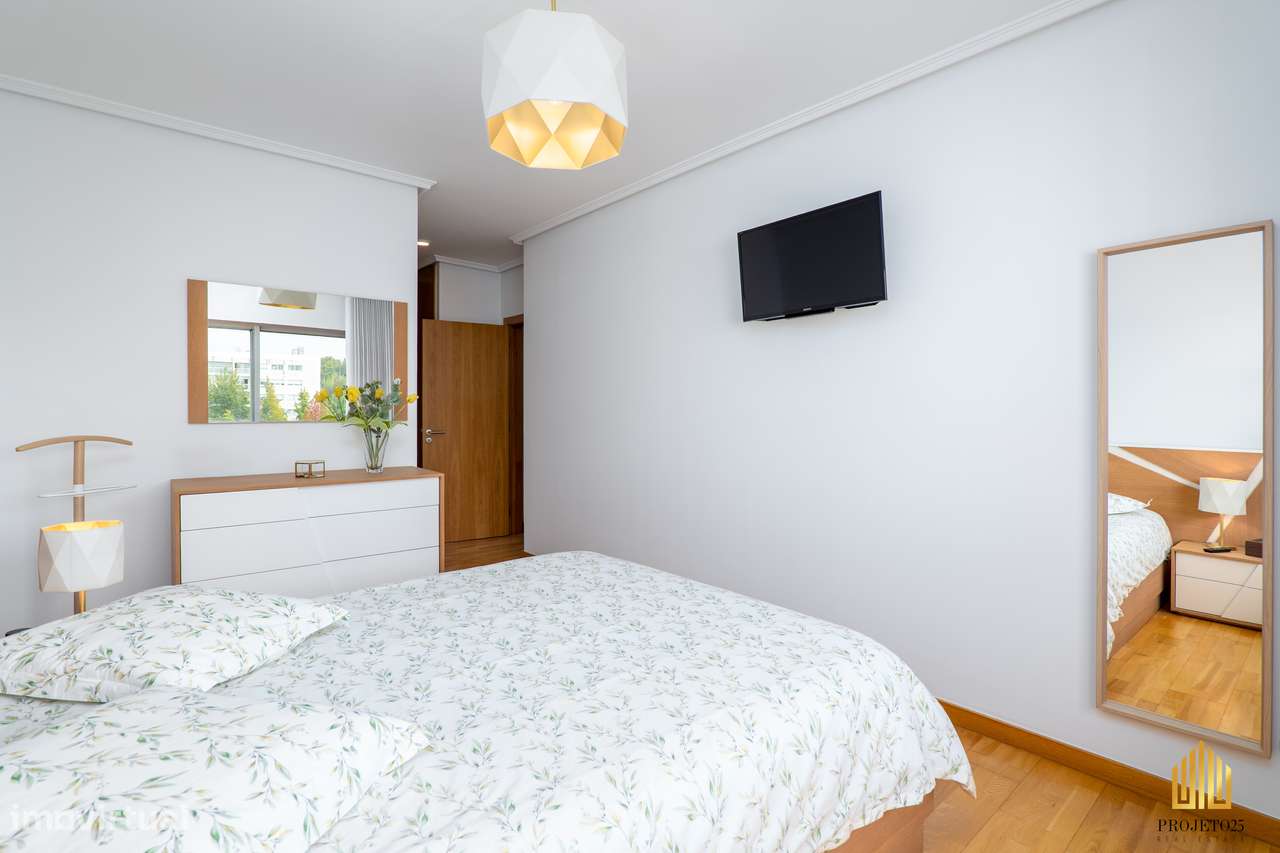 T2 Com Varanda Panorâmica em Urbanização Requintada, ao Aeroporto.-29