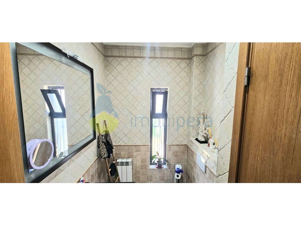 Moradia T4 com 260m2 de área e cave de 95m2, localizada no Monte da...-24