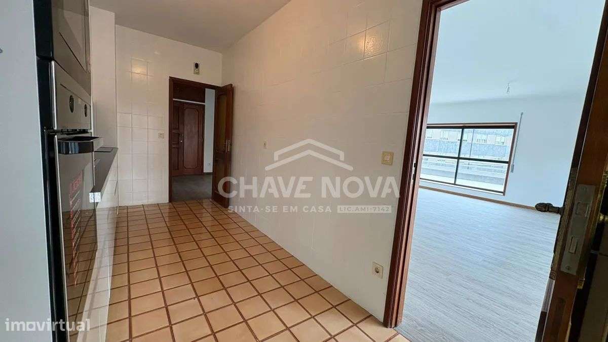 PS - Apartamento T3 Renovado, 3 Frentes, Terraço, Garagem, junto à VL8-8