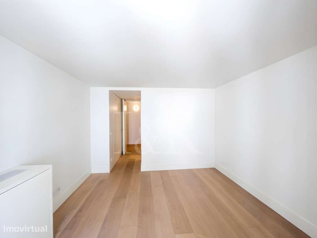 Apartamento T2 com varanda fechada e estacionamento junto à Av. Lib...-13