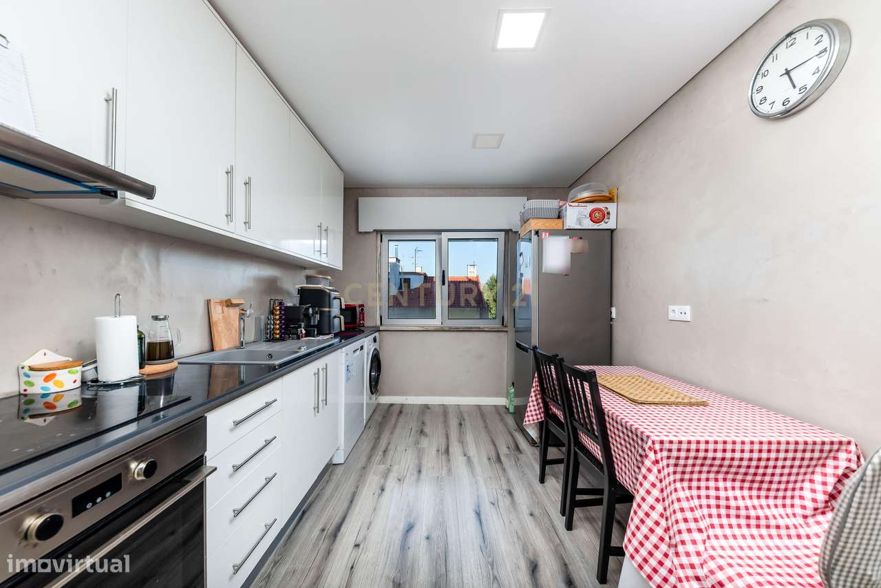Apartamento T2 com Varanda em Encosta do Sol, Amadora-1