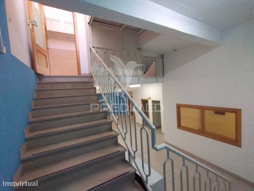 Vende se Loja  com 3 pisos Barreiro-18