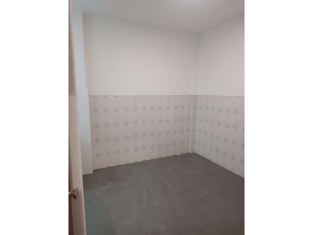 Espaço Comercial com +10 divisões, composto por várias divisões com...-8