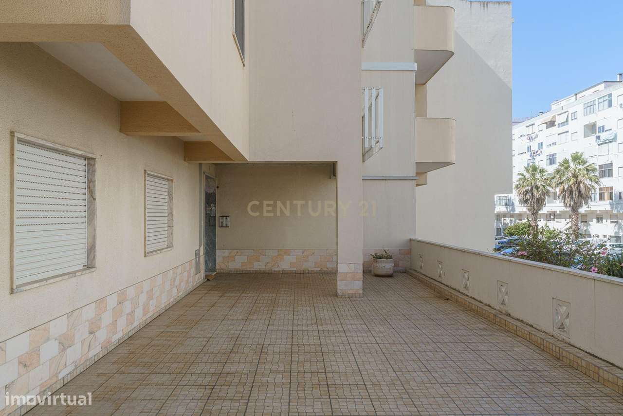 APARTAMENTO T4  CONVERTIDO EM T3 , SEMI REMODELADO, EM SETÚBAL-28