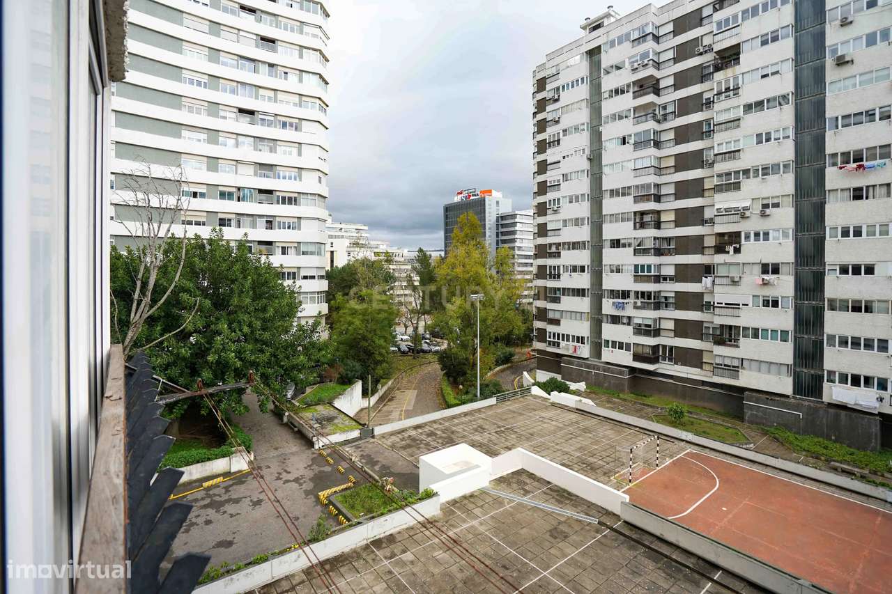 T2 transformado em T3, totalmente remodelado, localizado numa das zona - Grande imagem: 5/28