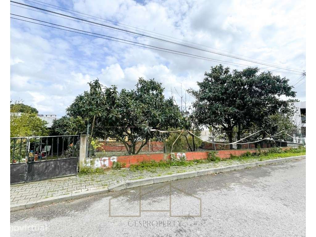 Terreno de gaveto com 359m2, nos Foros de Amora - Grande imagem: 2/5