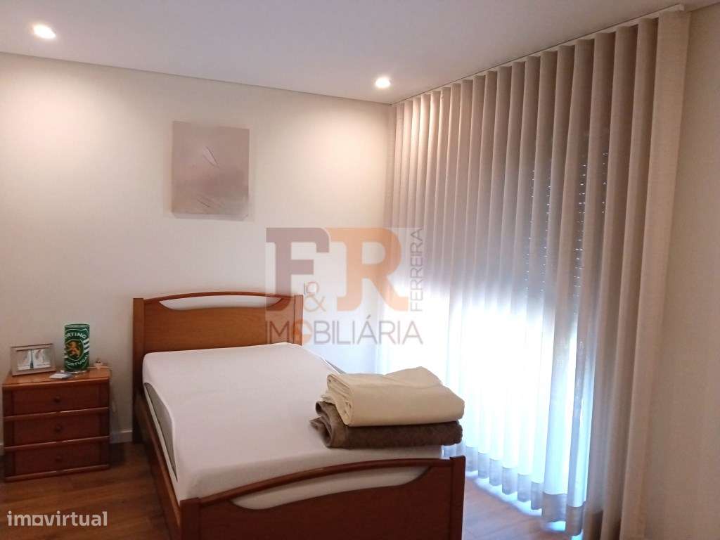 Excelente !!Apartamento T2 Semi- Novo com Varanda e Garagem-14