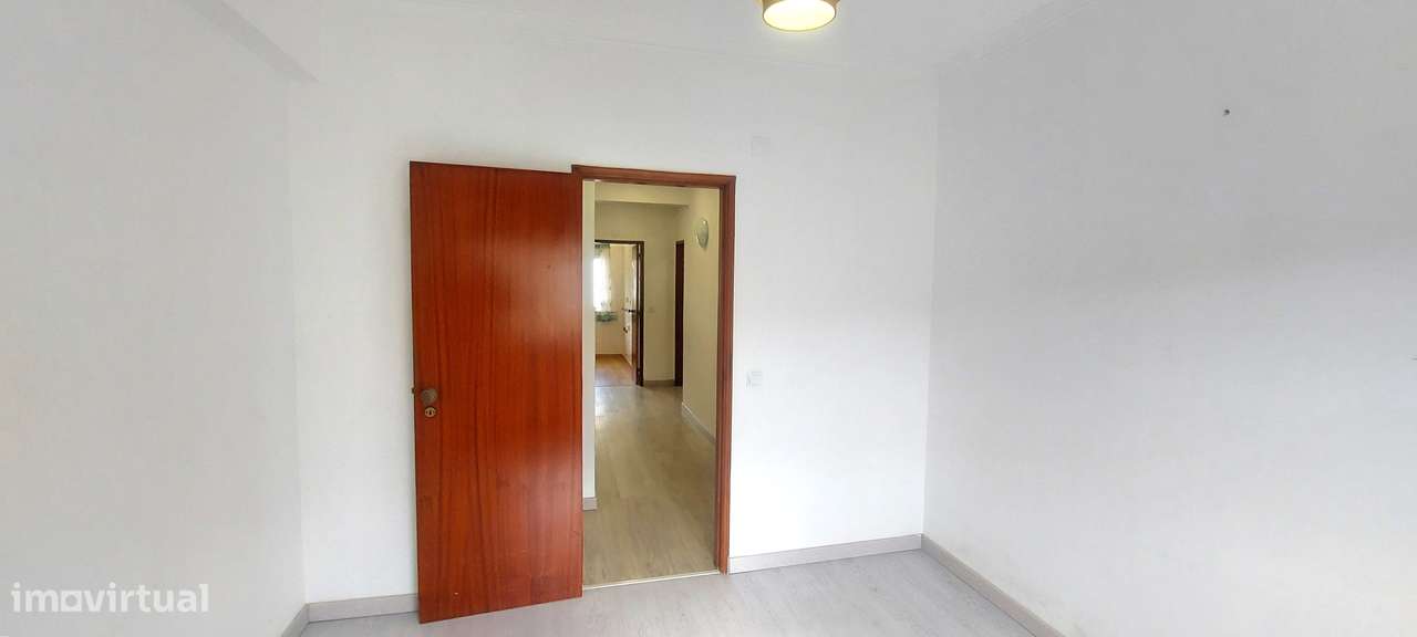 VALE FLORES - T3 REMODELADO COM SUITE NUM R/C-21