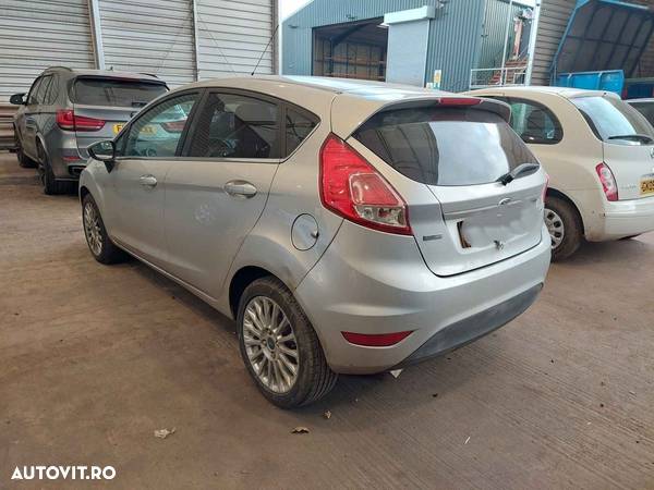 Far Stanga Ford Fiesta 2013 Hatchback Argintiu - 3