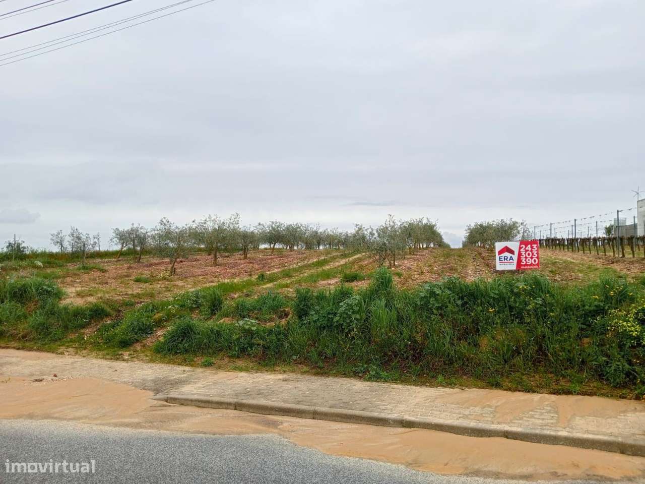 Terreno com viabilidade de construção - 4 Moradias - Grande imagem: 2/3