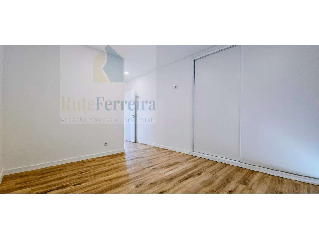 Espetacular Moradia T4 Nova, com Garagem e Logradouro!-23