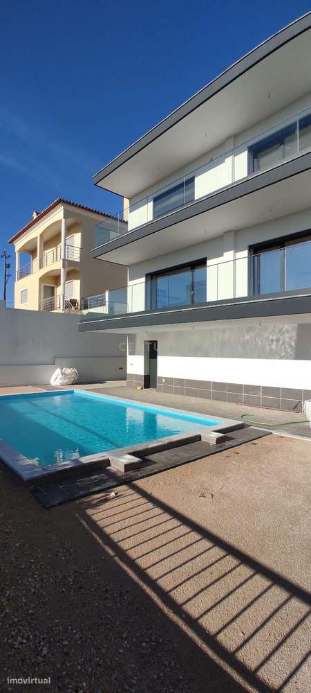 Moradia T4+1 Contemporânea com Piscina-36