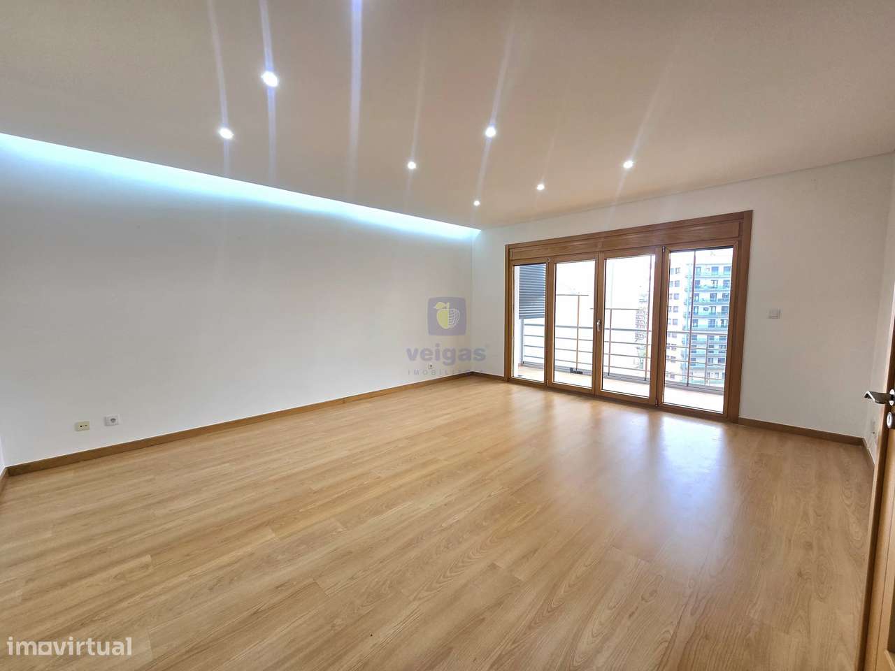 Apartamento Moderno De 3 Quartos No Centro De Odivelas Com 4 Lugares D