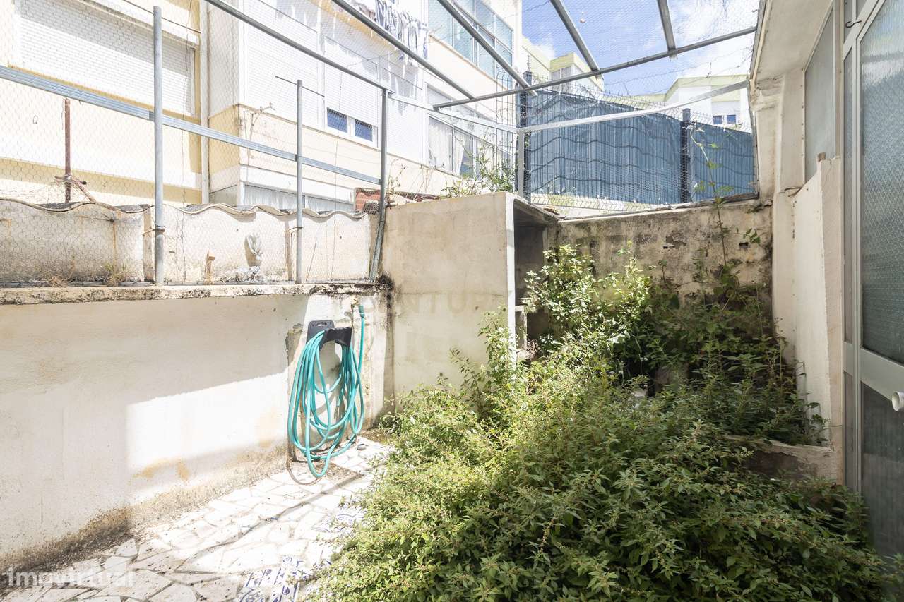 Apartamento com Potencial de Valorização em Almada-31