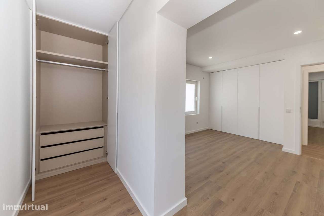 T3 NOVO – Apartamento com Espaço Exterior Único de 500 m² no Seixal-44