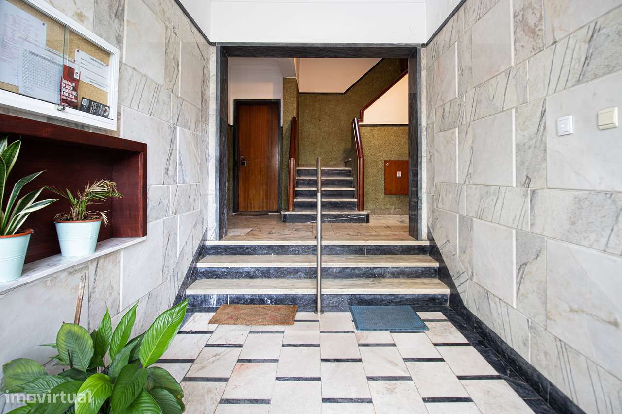 Apartamento T2 com garagem na Amora-15