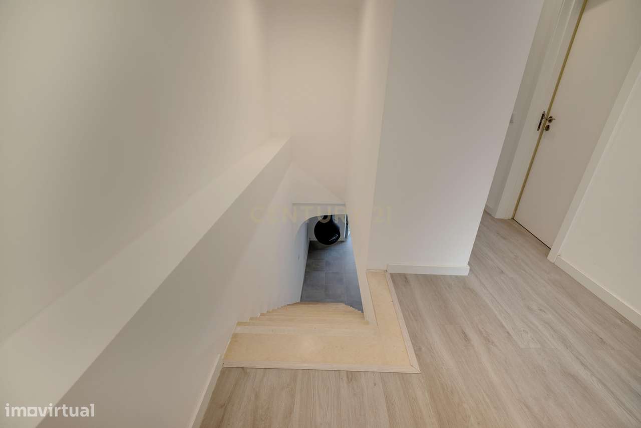 Prédio c/ 2 apartamentos (T1 e T2) com Pátio e Terraço - Centro Histór-44