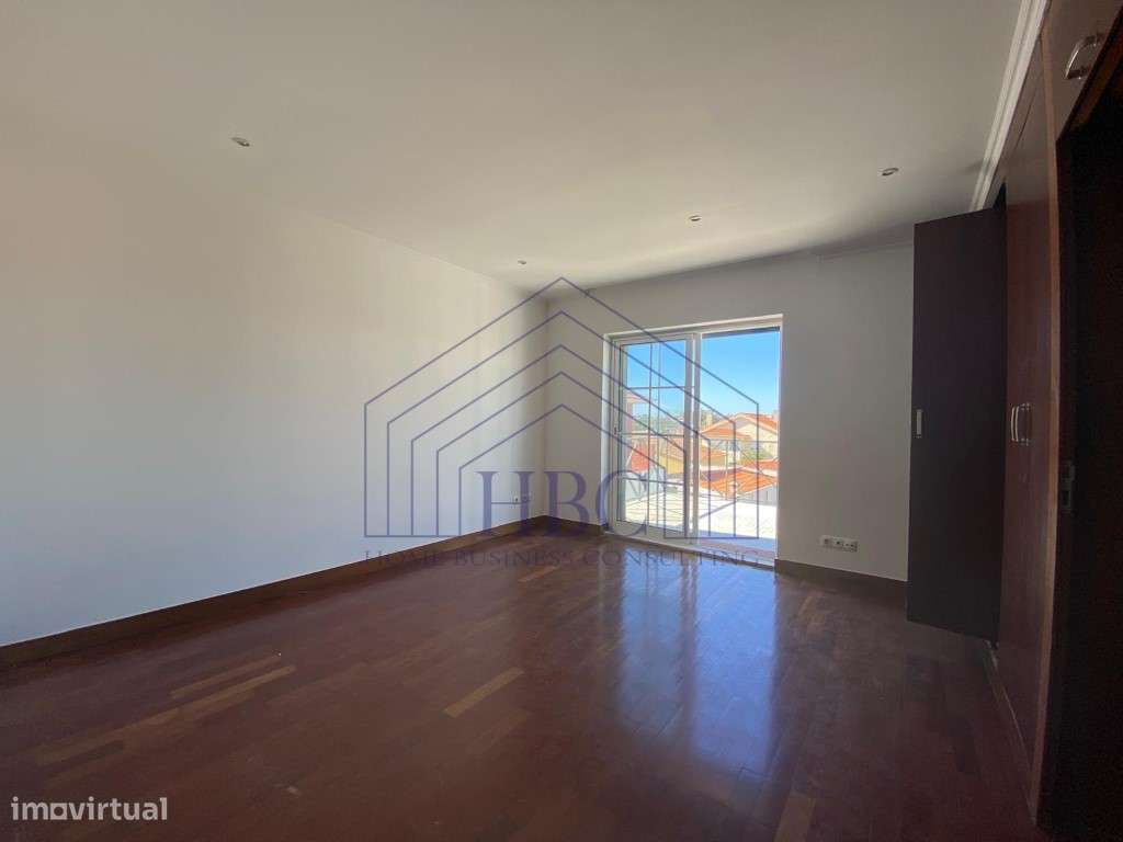 Moradia T4 com Amplo Jardim e Potencial de Remodelação em Alcabidec...-27