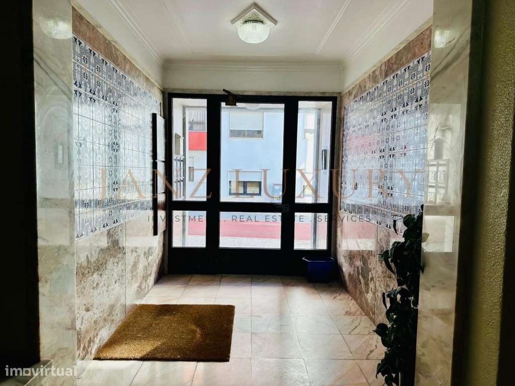 T3 no Estoril com Potencial de Renovação | 2 Varandas, Estacionamen...-16