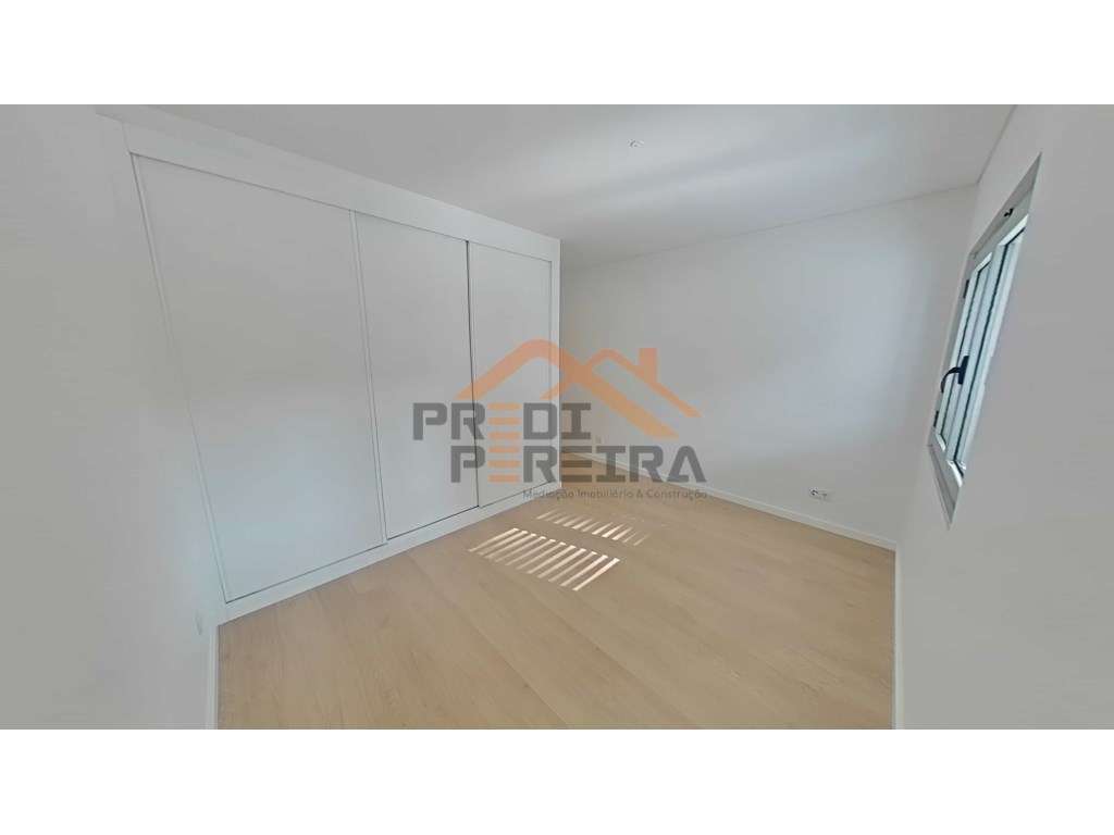 T2 com dois parqueamentos, situado na Quinta dos Fartos, Apelação. - Grande imagem: 3/32