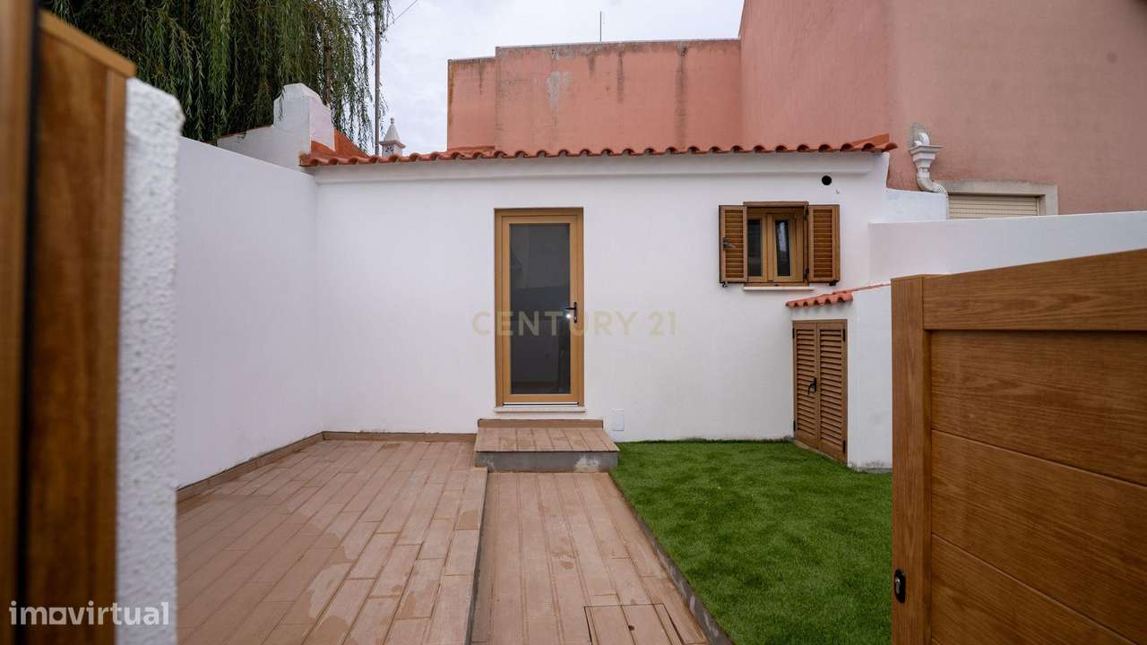 Moradia totalmente remodelada em Santa Cruz- Póvoa de Penafirme – A 5-5