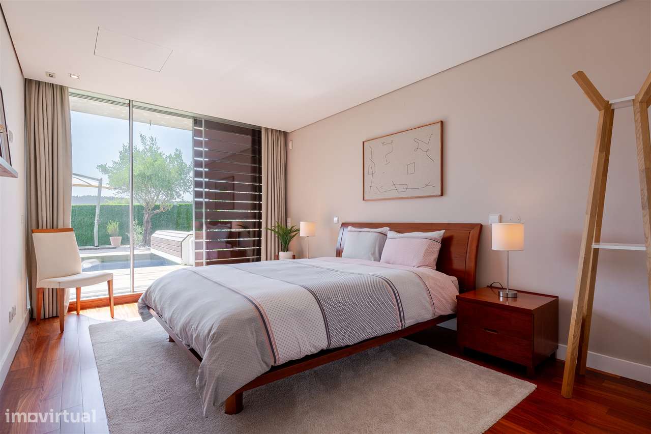 Moradia T4 com piscina, jardim e vista tranquila-26