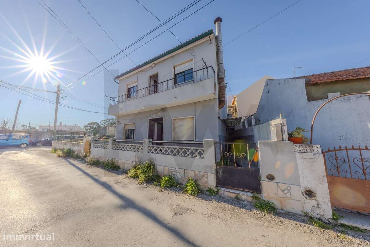 Moradia Bi-Familiar + 2 Anexos Habitáveis na Sobreda Caparica-0