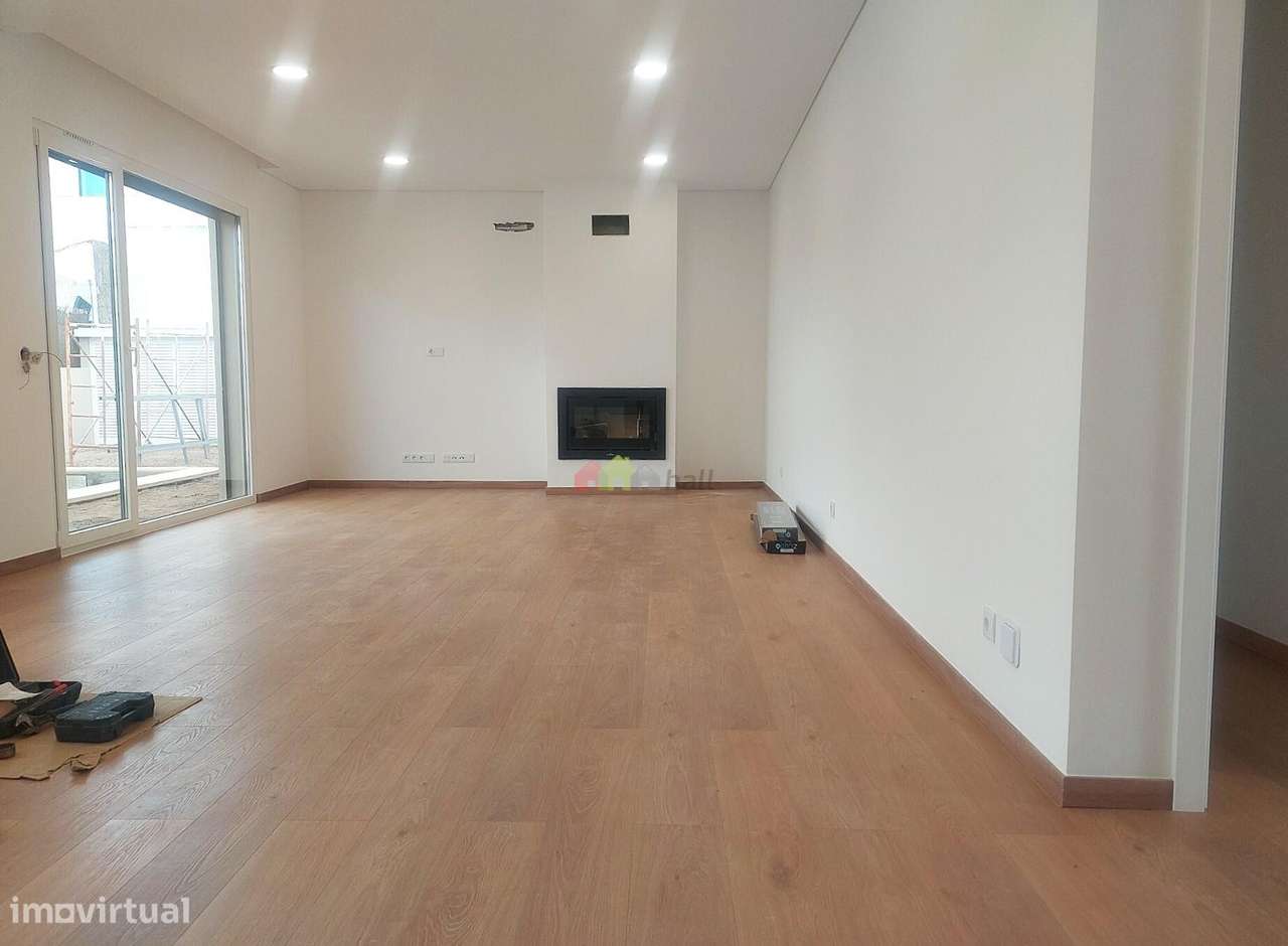 Moradia T4 Nova de arquitectura moderna em Azeitão-4