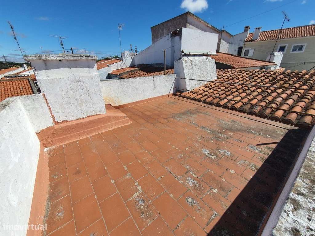 Oportunidade de Reabilitação - Moradia T2 com Quintal em Terrugem (...-10