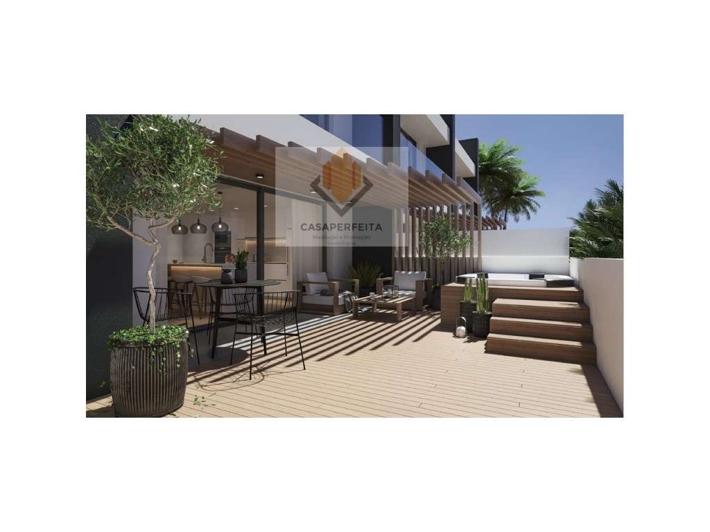 Moradia T3+1 com Terraço e Piscina - a 1000 metros da Praia da Mada... - Grande imagem: 1/14