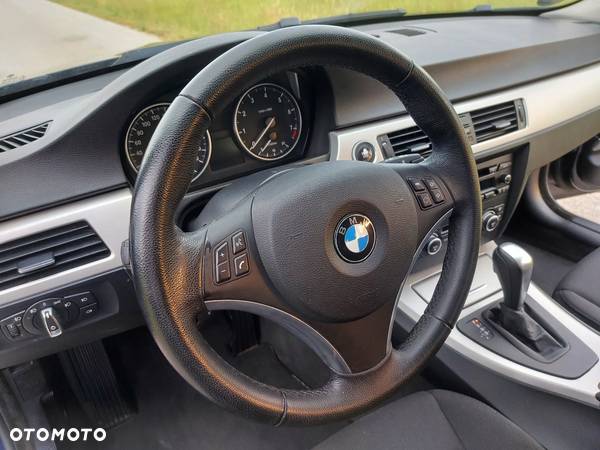 BMW Seria 3 320i Touring Edition Exclusive - 26