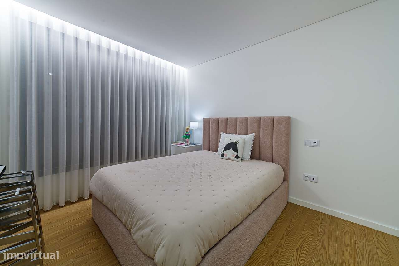 Exclusivo apartamento T3+1 seminovo, com 190m2, três frentes e box-34