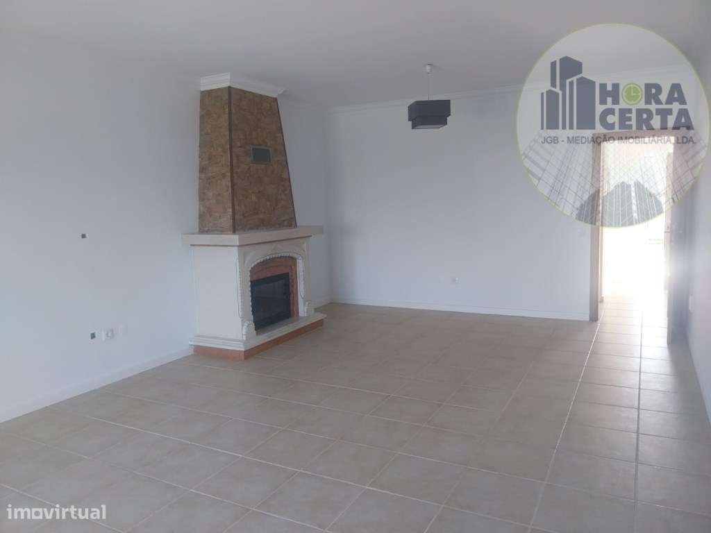 Moradia V4 com piscina em Setúbal!-3
