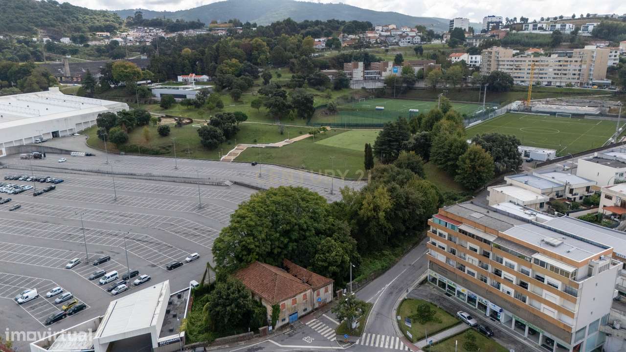Terreno para um hotel de 70 quartos com um segundo edifício para servi-5